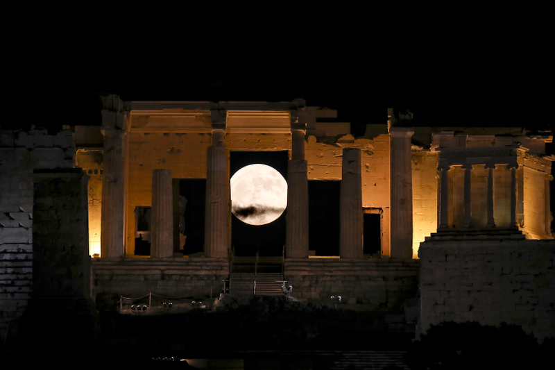 La superluna entre columnas de la Acrópolis de Atenas, en Grecia. Imagen: Yorgos Karahalis / AP